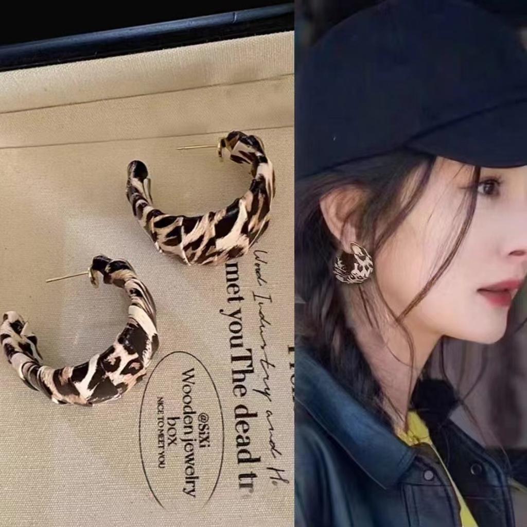 2025 autumn and winter personalized leopard print C-type earrings, European and American temperament exaggerated earrings
