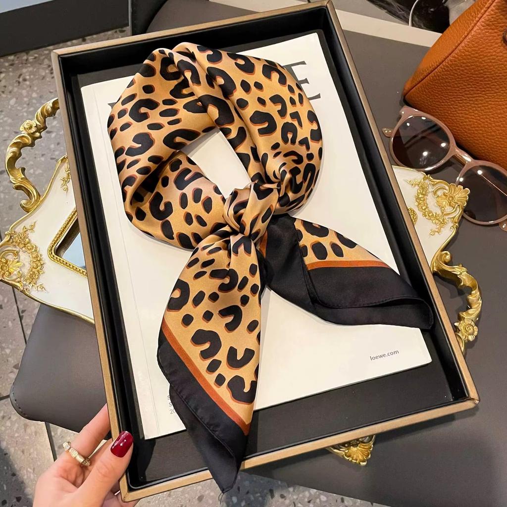 70 cm großes, quadratisches Luxus-Haarband aus weichem Satin mit Leopardenmuster, auch als Stirnband oder Kopftuch erhältlich.