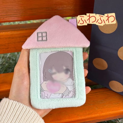 MQFHDTNF One-Door Fluffy Trading Card Case with Room Pattern, Perfect for Oshikatsu Photos, Instax Cases, Card Cases, and Trading Card Protection, Inc