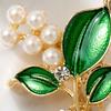 DYS Brooch Pin, Plant Shape Lapel Pin with Green Leaf Design, Imitation Pearl Rhinestone Combination Stable Buckle for Daily Commuting And Dress