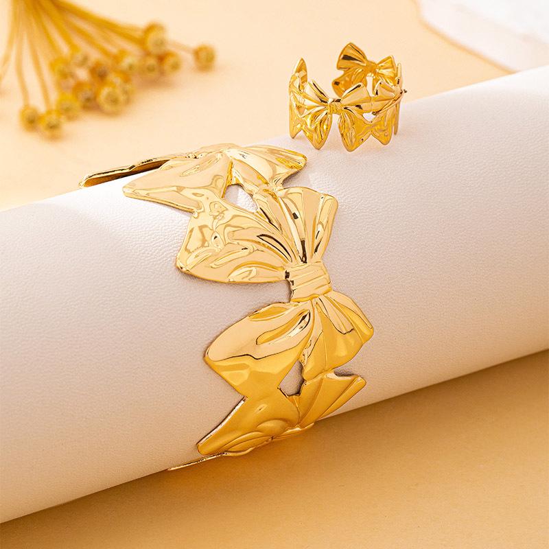 Chic Adjustable Metal Bowknot Bracelet for Women - European & American Style