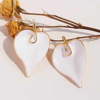 Leichte Luxus-Schwerindustrie-Ohrringe mit weißer Emaille und Calla-Lilien-Blume, große Ohrstecker für Damen, literarische Übertreibung, verkupfert, echtes Gold 489