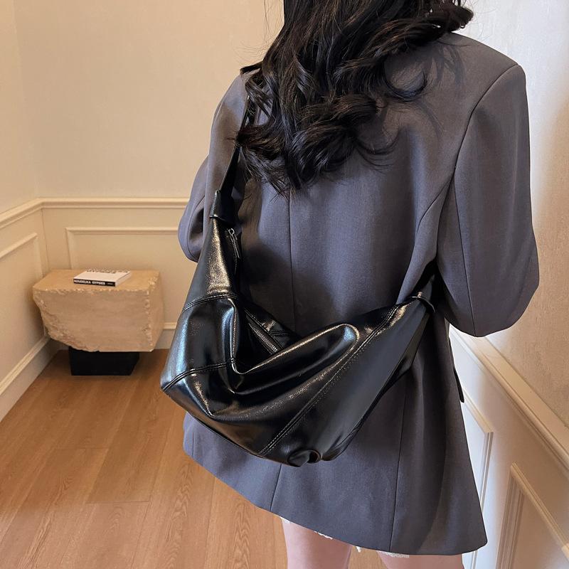 Spring and summer retro small bag women's 2025 new casual versatile messenger bag fashion super fire shoulder bag dumpling bag