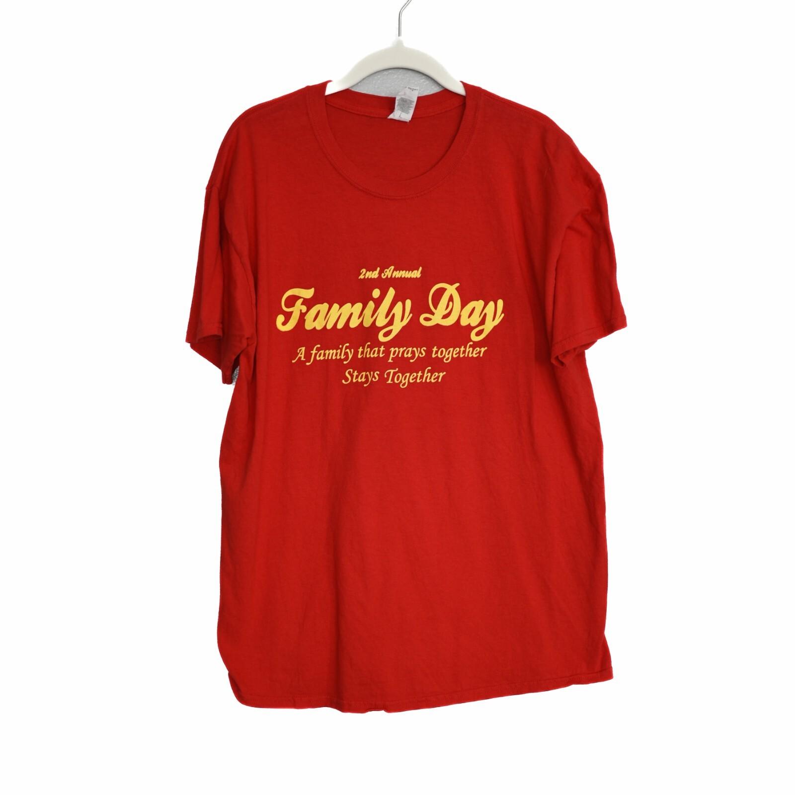 Gildan Mens Red T-Shirt Cotton Family Day Print Short Sleeve Round Neck Size L S