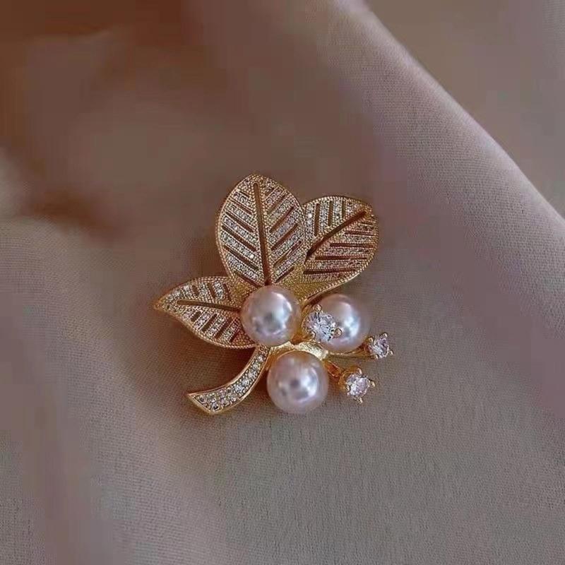 Elegant Floral Pearls And Crystal Rhinestones Brooch For Women Alloy Jewelry Accessory For Formal Event