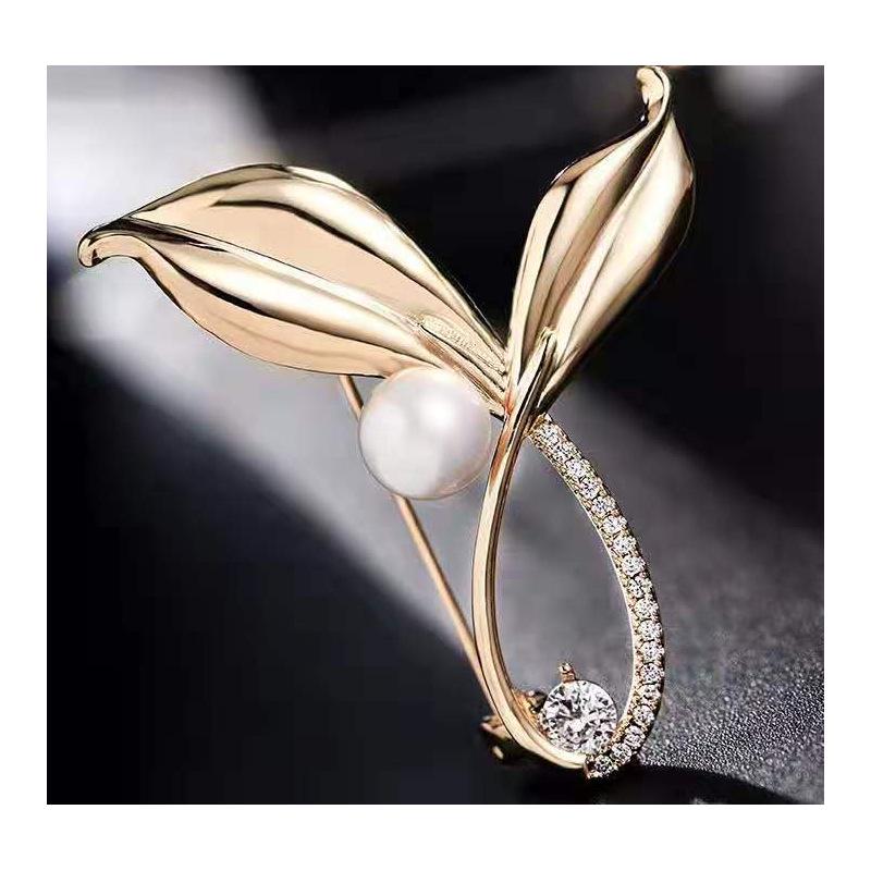 Elegant Women's Pearl & Rhinestone Cartoon Brooch Scarf Buckle with Diamond-Studded Alloy Corsage