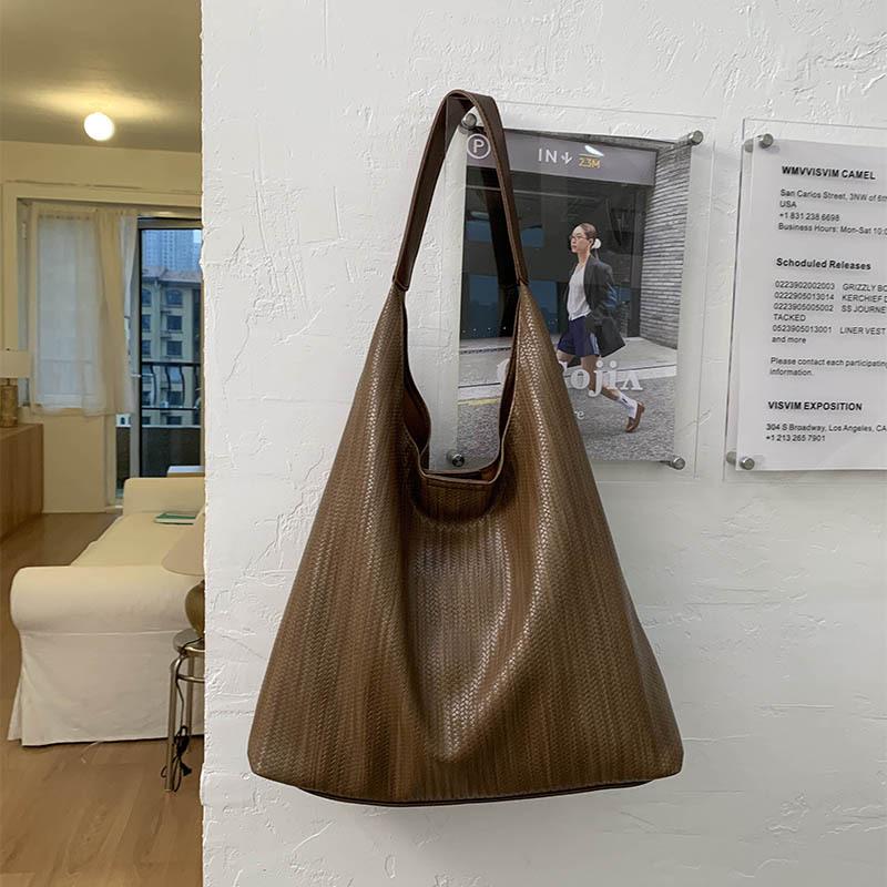 

Вместительная ретро-сумка женская осенне-зимняя универсальная 2025 новая повседневная наплечная сумка текстурная рабочая сумка-тоут для поездок темно-коричневого