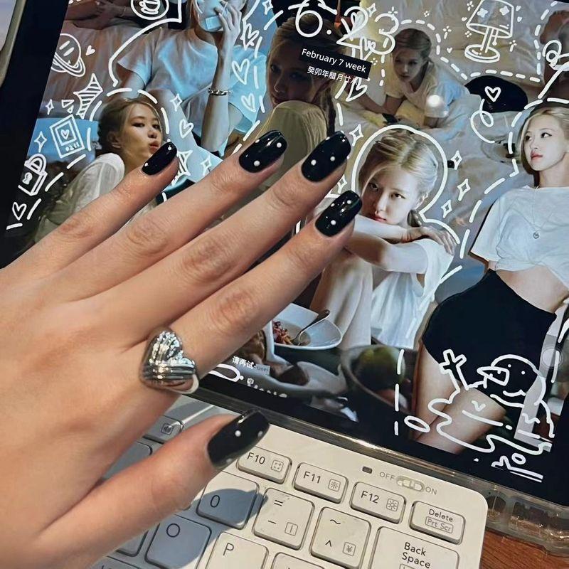 

Park Caiying Ros É Same Style Polka Dot Hand-Worn Short Nail Stickers Atmosphere White Fake Nails Black Wave dot S code