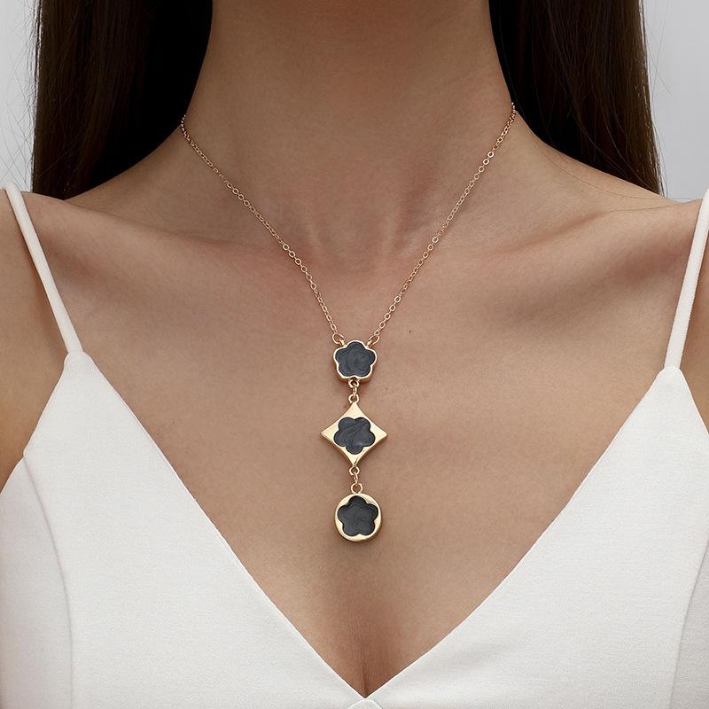 

Temperament Lucky Clover Clavicle Chain Women s Fashion Rhombus Double Flower Tassel Pendant Stacked Wearing Long Necklace червоний