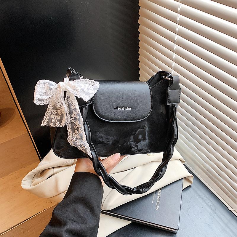 Niche design high-end underarm bag new fashion versatile shoulder messenger bag commuter baguette bag