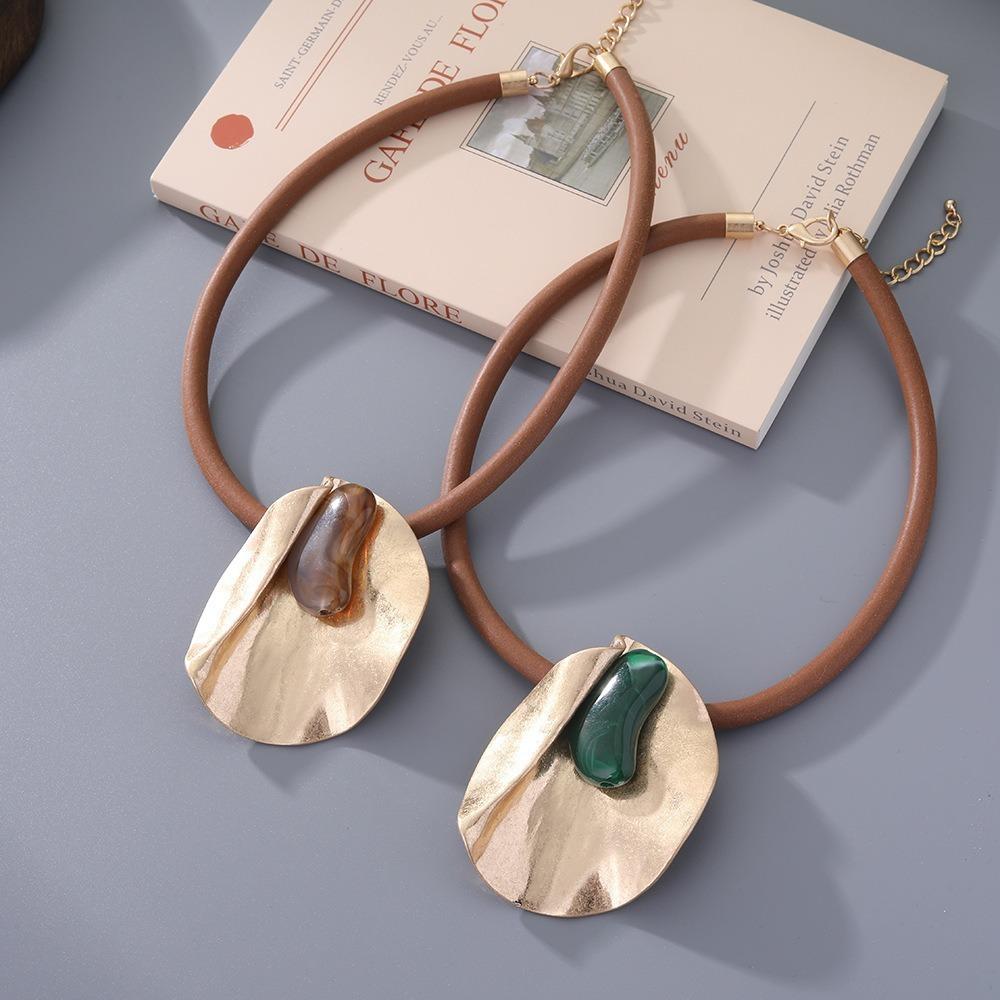 European and American Style Gold-plated Resin Pendant, Leather Rope Necklace, Female Retro Personalized Collarbone Chain, Simple and High-end Jewelry