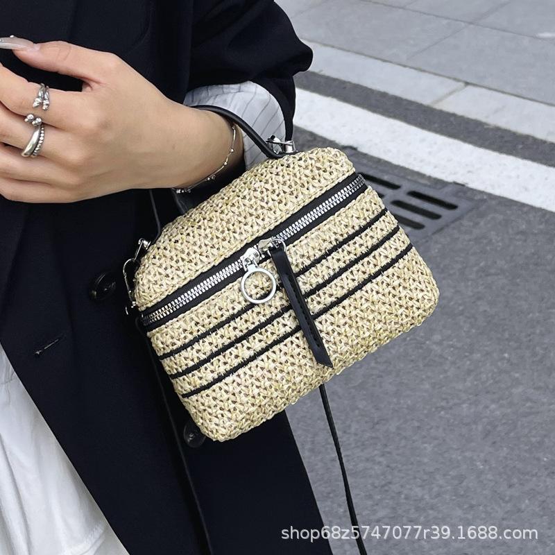 Niche design woven bag women's ins simple small capacity shoulder messenger bag retro versatile portable straw bag