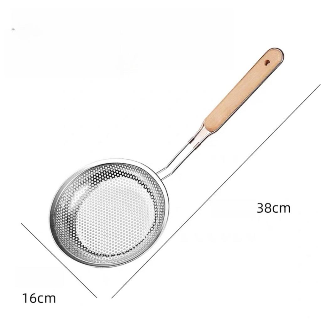 Edelstahl-Sieb mit ergonomischem Holzgriff und feinem Netz für effizientes Abseihen