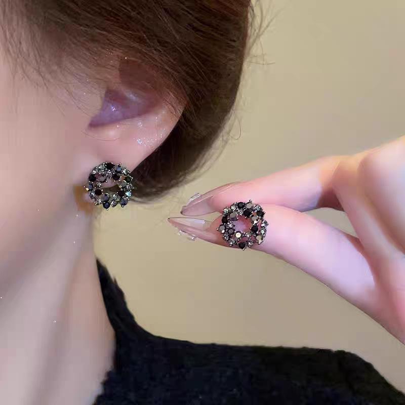 Exquisite Black Flower Stud Earrings: Elegant Versatile Fashion for Women