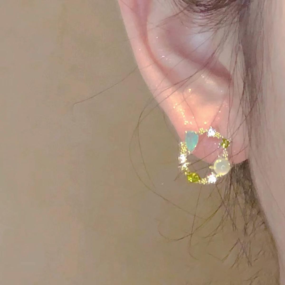 

Серьги-капли, серьги-пусеты, модные серьги с легким люксом и темпераментом, женские