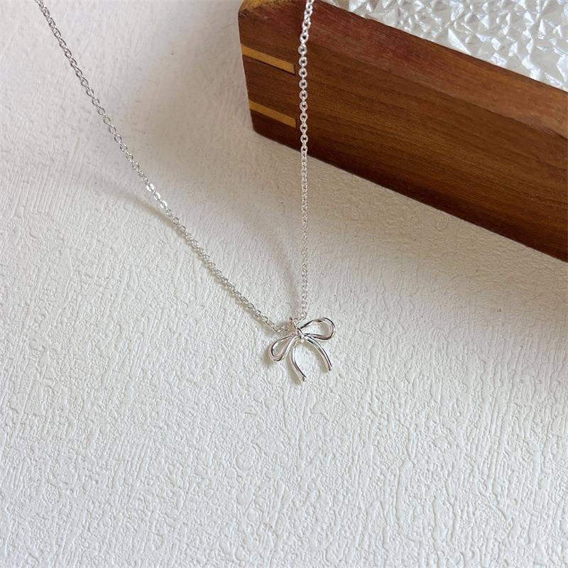 Elegant Bow Necklace: Delicate, Versatile Choker for Women