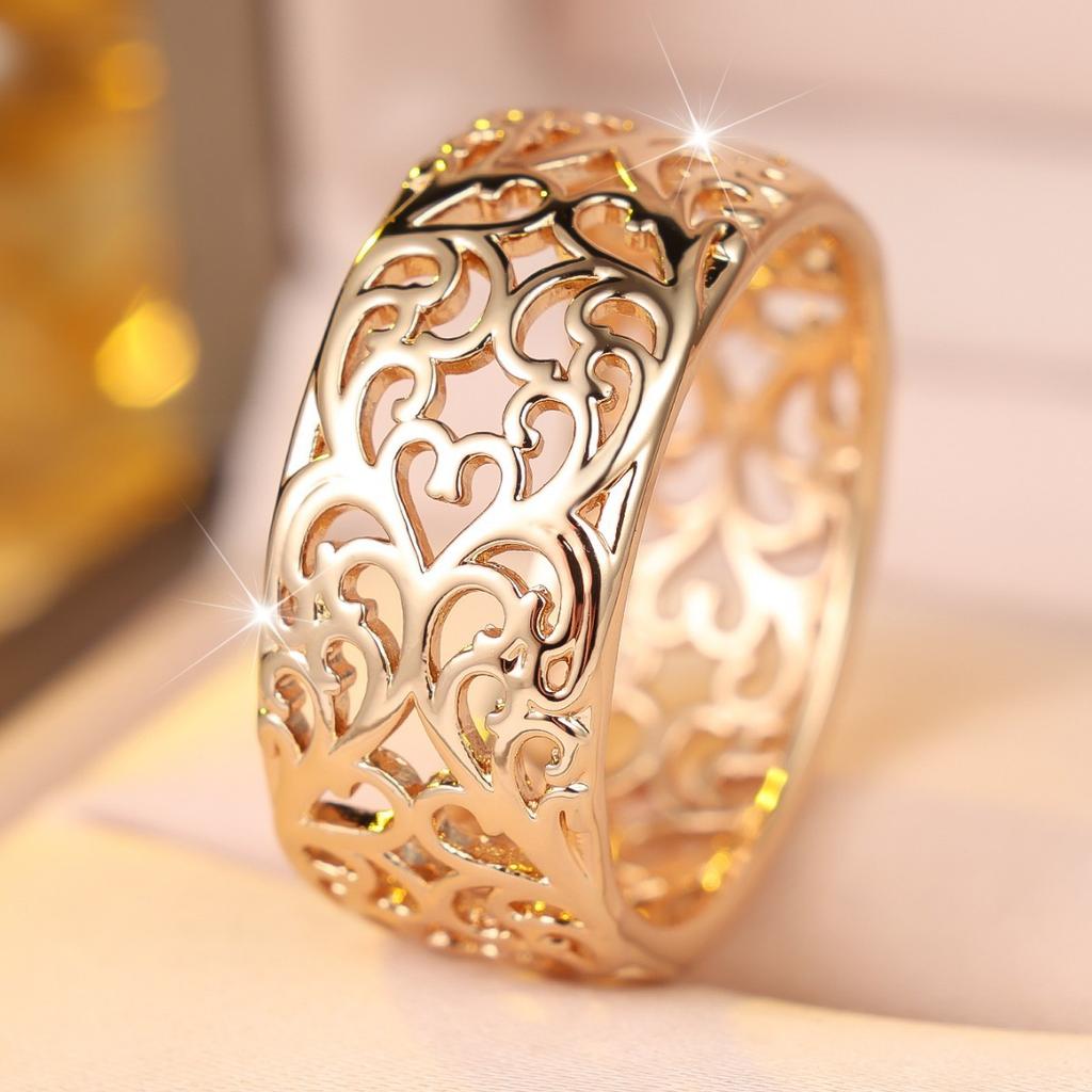 Vintage hollow pattern metal ring Light luxury everyday commuter heart vine wide band ring