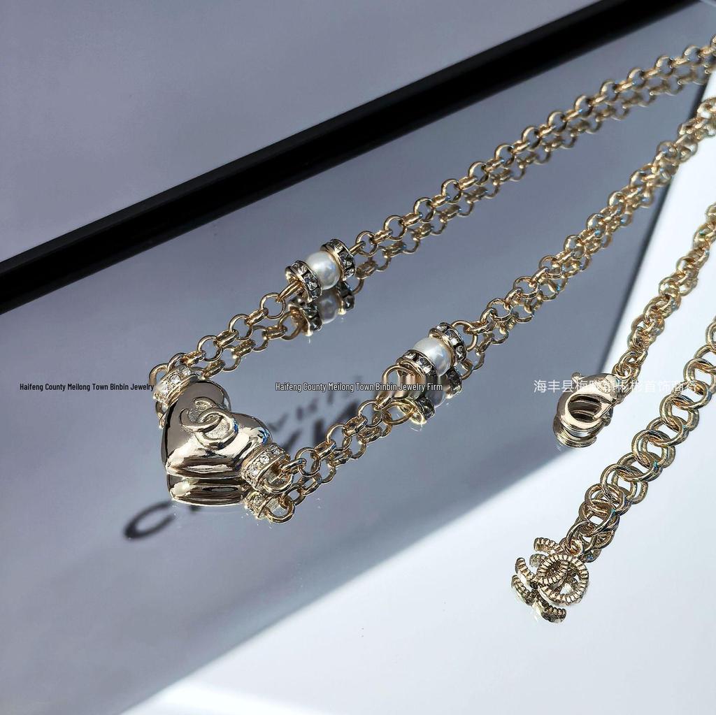 Neue Herz Perlen Strass Choker Halskette mit Doppel C Logo und Diamantkette