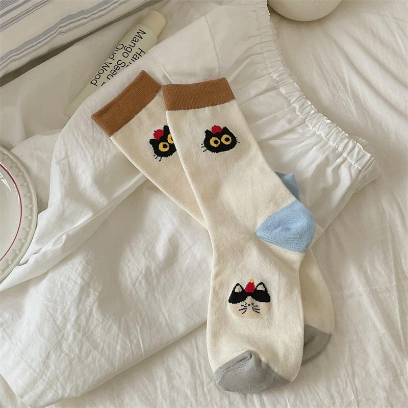 

Ladies Spring Fall Cartoon Apple Kitten Vertical Bar Cute College Wind Tube Socks 1 pair білий