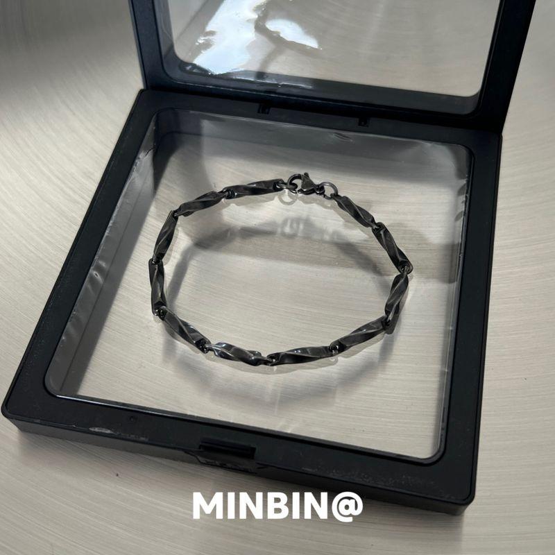 

Retro Black and Silver Mobius Bracelet, Niche Minimalist Style, European and American Trendy Jewelry, Versatile Titanium Steel That Does Not Fade <19Cm> Black and Silver Mobius Bracelet
