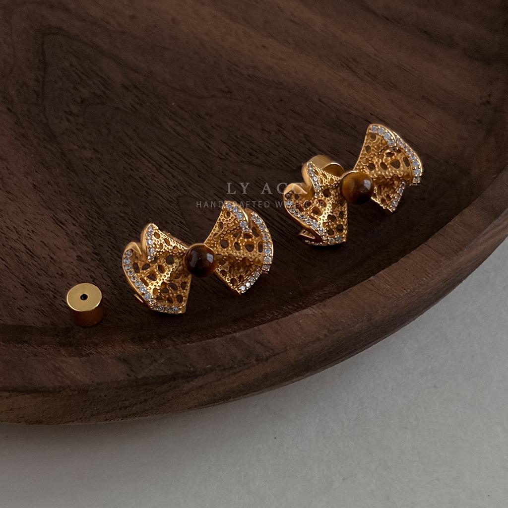 Retro hollow bow stud earrings, natural stone embellishment with diamonds, niche light luxury, sweet and cool temperament, high-end earrings for women
