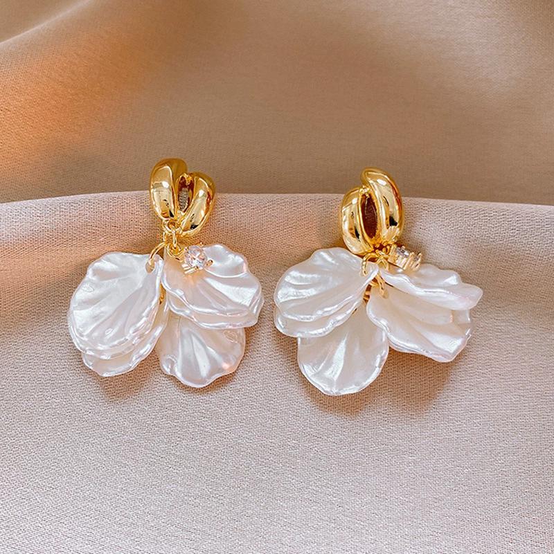 Flower Dangle Earrings for Women Golden Bend Metal Drop White Acrylic Petal Tassel Long Earrings Personality Jewelry