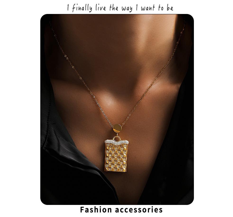 Minimalist Rectangular Plaid Pendant Necklace: Diamond-Studded Clavicle Chain In 18K Gold-Plated Titanium Steel.