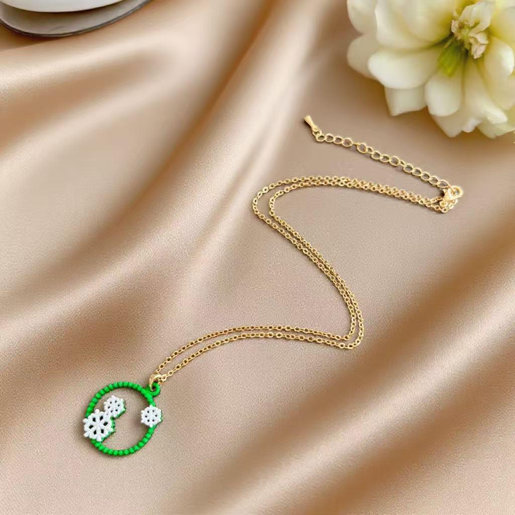 European & American Christmas Snowflake Pendant Necklace – Unique Niche Design