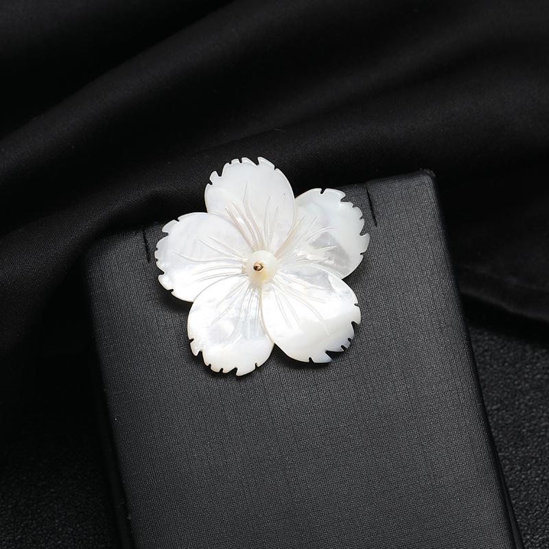 Natural Freshwater White Butterfly Shell Flower Brooch, High-end Sense of Elegance and Exquisite Temperament Pin, High-end Suit Corsage Woman