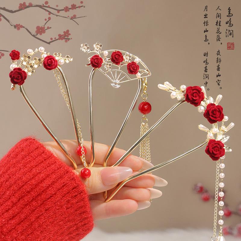 

Елегантна шпилька для волосся з червоною трояндою та китицею - U-подібний аксесуар для волосся для жінок, ідеальний для зачісок пучок та традиційного вбрання.