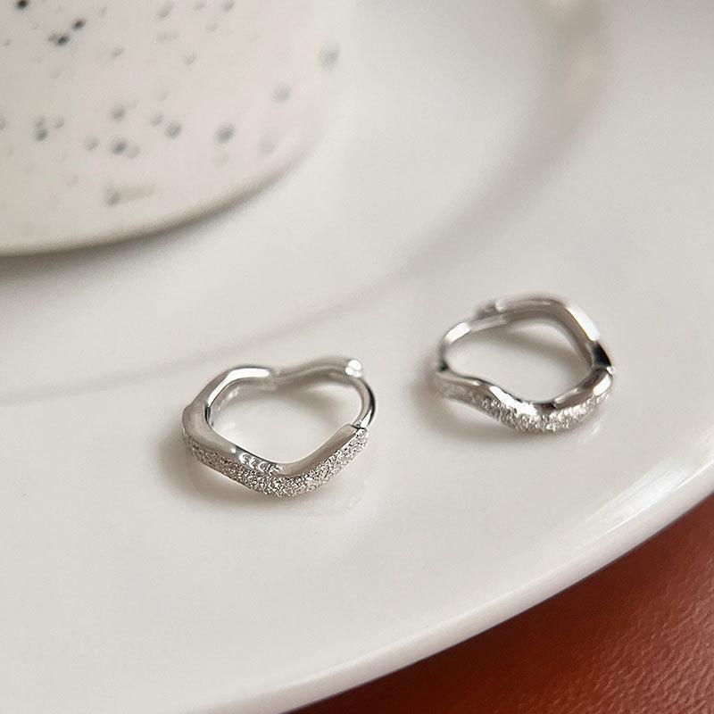 

Волнистые матовые серьги-вкладыши с текстурой песочного цвета, холодные и простые