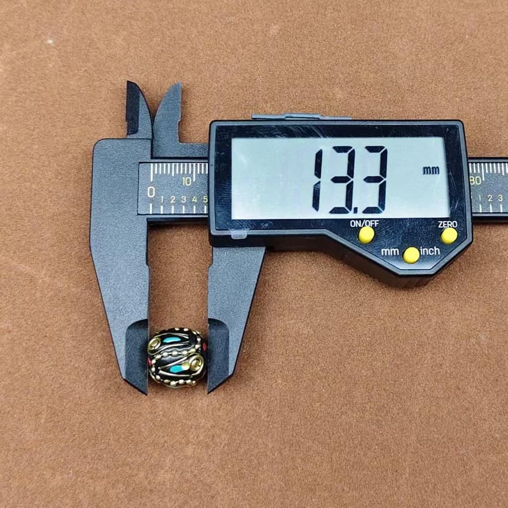 Nepalski Ręcznie Robiony Naszyjnik z Sześciosylabową Mantrą z Mosiężnymi Inkrustowanymi Koralikami