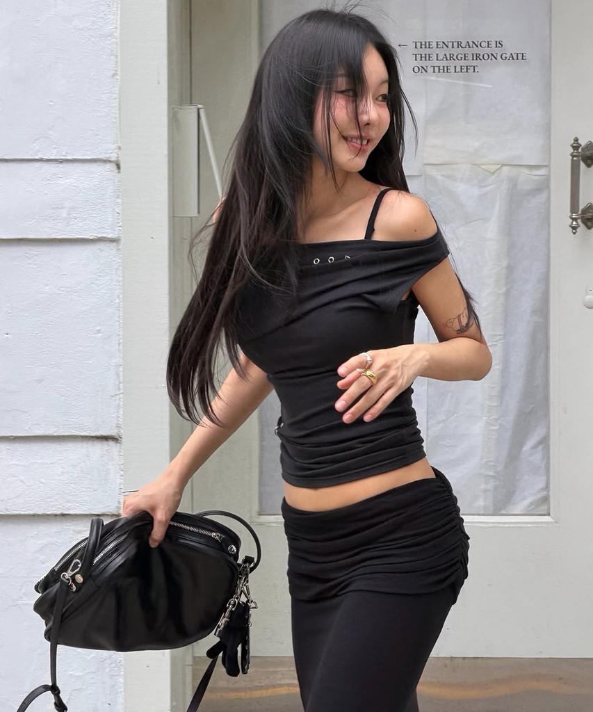 Lomaentinueo One-Shoulder Eyelet Sleeveless Top (Black)
