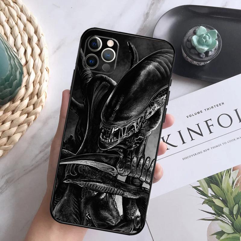 Alien Predator Phone Case For iPhone 16 15 14 13 12 11 Pro Max 12 13 Mini 7 8 16 Plus X XR XS Max Cover