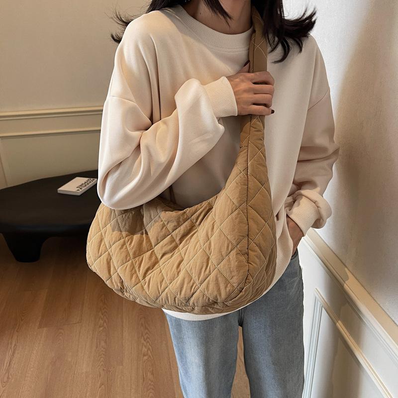 Weiche Oberfläche lässige Rauten-Umhängetasche Damen große Kapazität leichte Mode bestickter Faden Schultertasche Pendler vielseitige Tasche