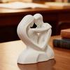 Moderne minimalistische Dekoration 3D-gedruckte sich umarmende Paarskulptur in Herzform, romantische Umarmungsfigur mit mattweißer Oberfläche, nordische Dekoration