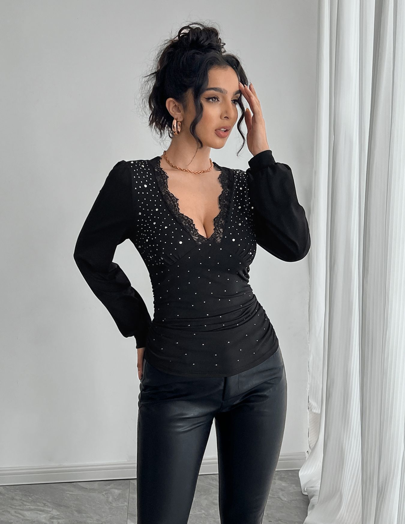 

Весна Лето Женская Однотонная Футболка с V-образным Вырезом, Кружевной Пэчворком, Стразами и Боковой Шнуровкой, Модная Повседневная Базовая Узкая Элегантная Женская Футболка S чёрный