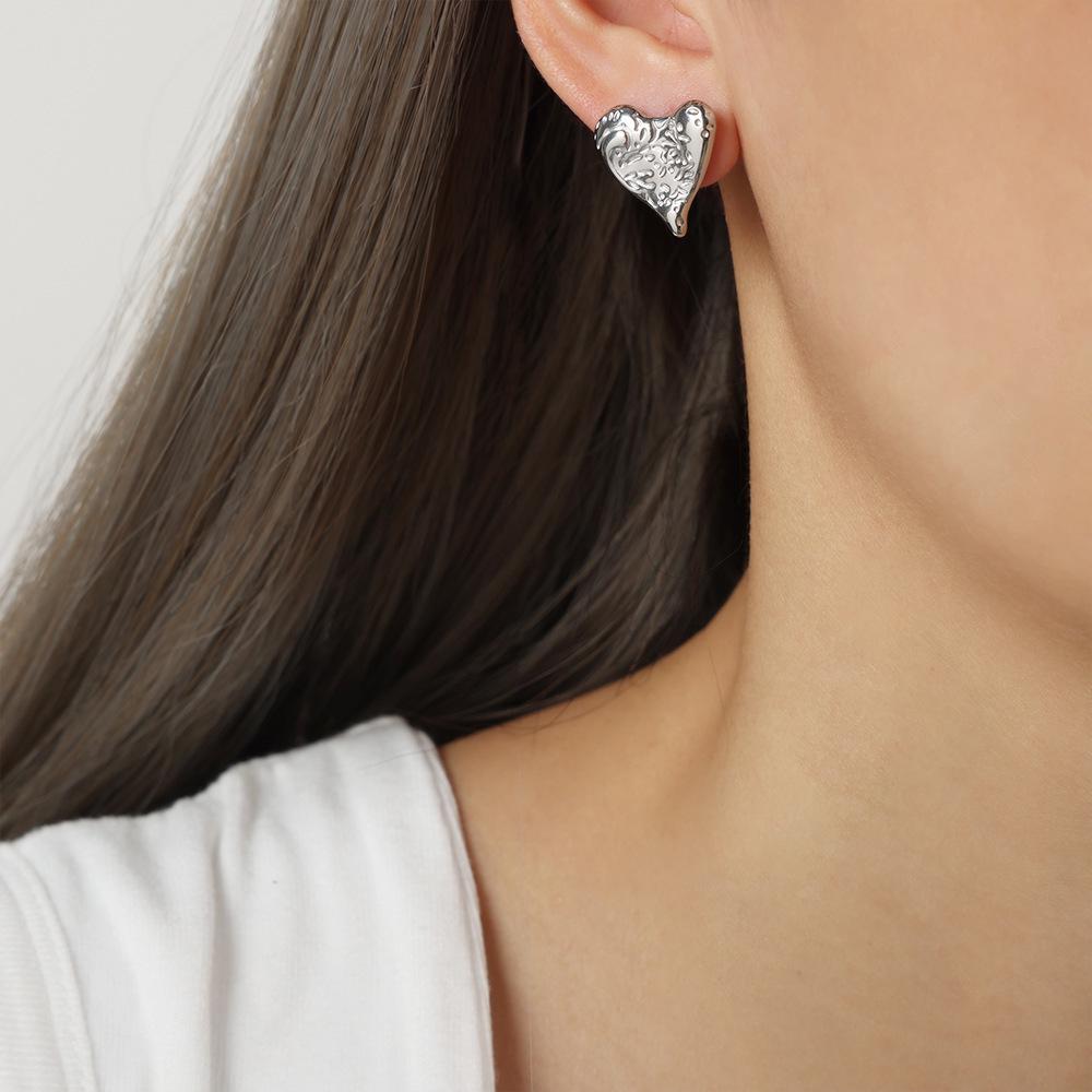 Heart-Shaped 18K Gold Plated Titanium Steel Stud Earrings with Ins Pleated Texture Design