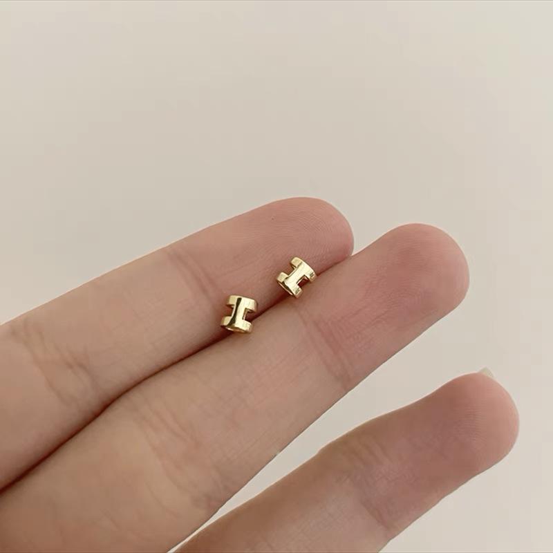 

Серьги-пусеты с буквой H: Шикарный женский пирсинг - Легкий для комфорта и легкого снятия