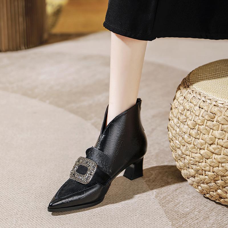 

Retro v-mouth thick-heeled short boots 2025 autumn and winter new leather horse hair pointed rhinestone square buckle French short boots 34 чёрный