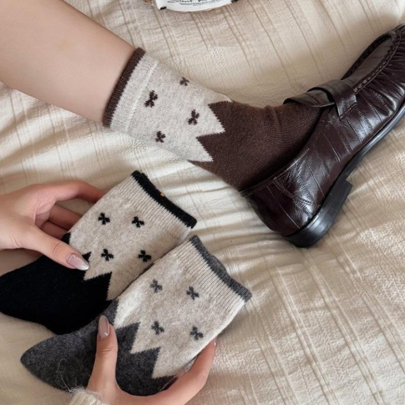 Bows of Woolen Socks for Women with Color-matched Patches and Retro Screw-top Design. Feir Island College-style Winter Thick and Warm Socks.