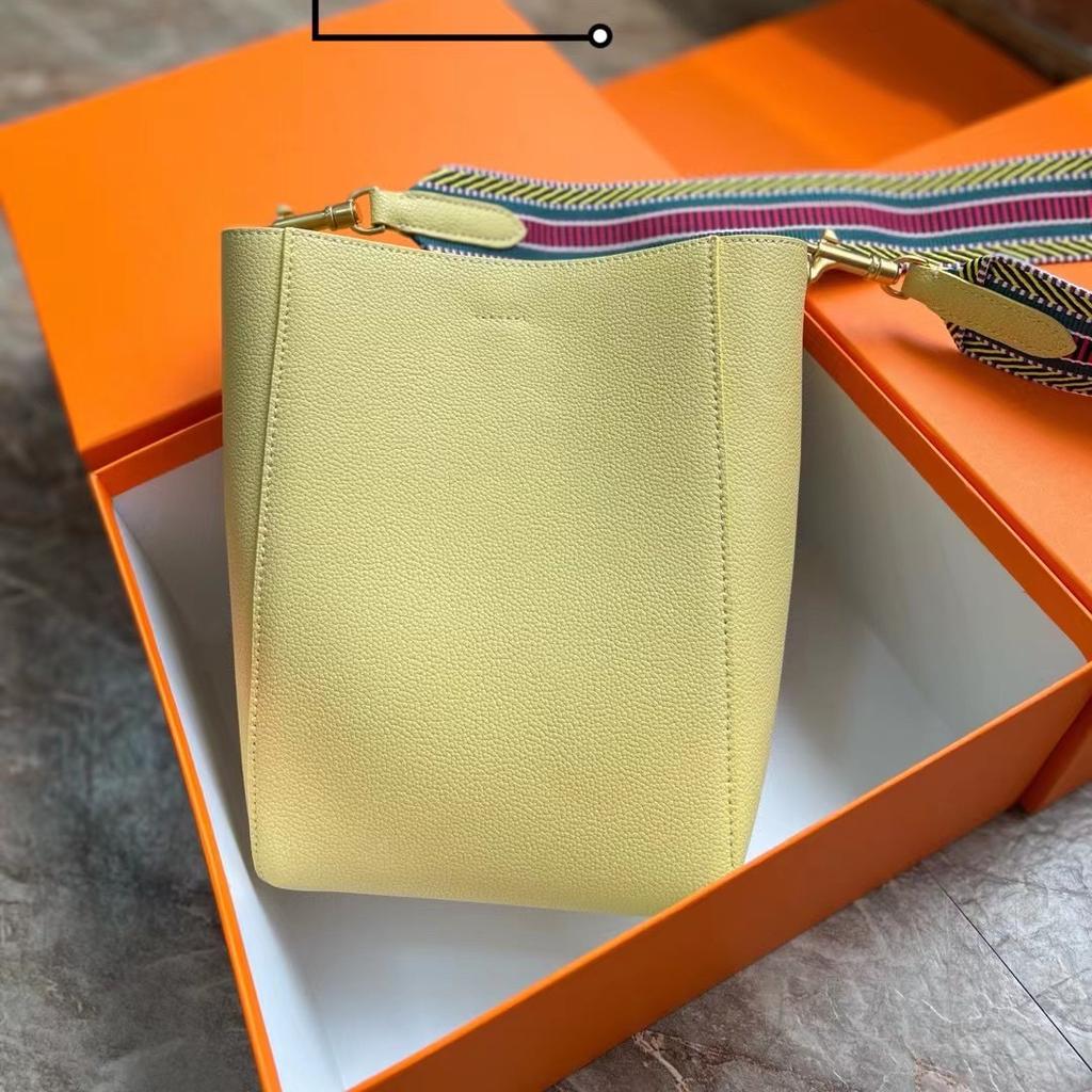 2023 New star with the same wide shoulder strap sangle bucket bag single shoulder oblique span leather women's bag simple child and mother bag