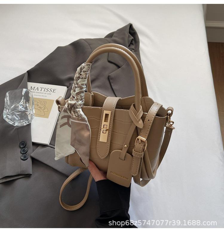 

Crocodile pattern mother and child personality commuter 2025 new fashion casual simple shoulder bag crossbody hand-held bucket bag for women