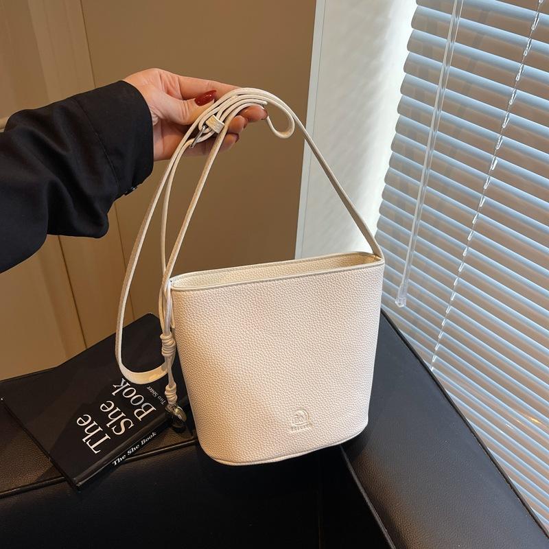 This Year's Popular Small Bag Women's 2025 New Fashion Versatile Messenger Bag Super Fire Shoulder Bucket Bag