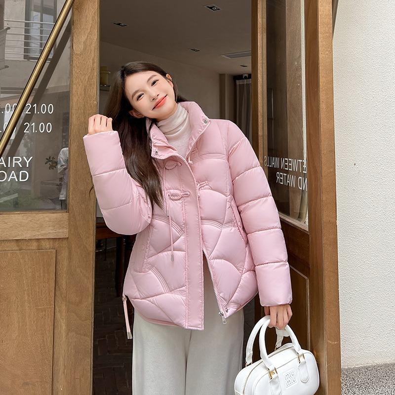 Light and short down cotton clothes for women are loose and thin, and the new small buckle thickened cotton clothes in winter are trendy.