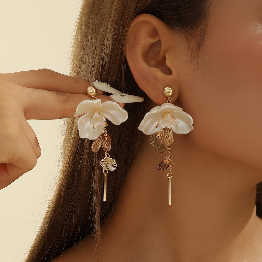 Metal Engraving Crow's Feet Imitation Pearl Chain Blowing In The Wind European and American Women's Earrings