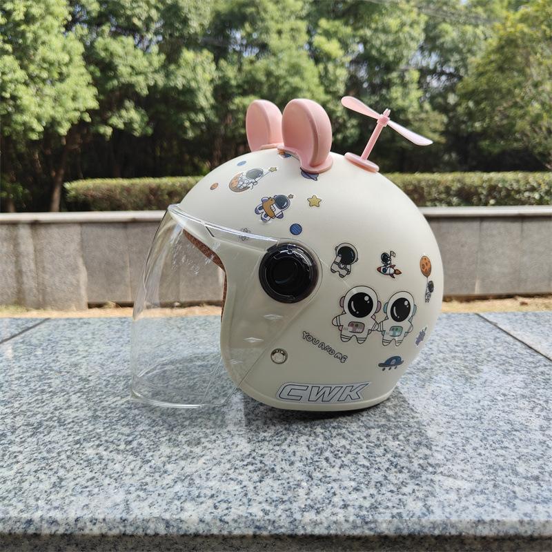 Detské elektrické vozidlo Jesenné a zimné modely sú odolné voči chladu a teplé, a pre chlapcov a dievčatá vo veku 1-8 rokov sú nárazuvzdorné a roztomilé prilby.