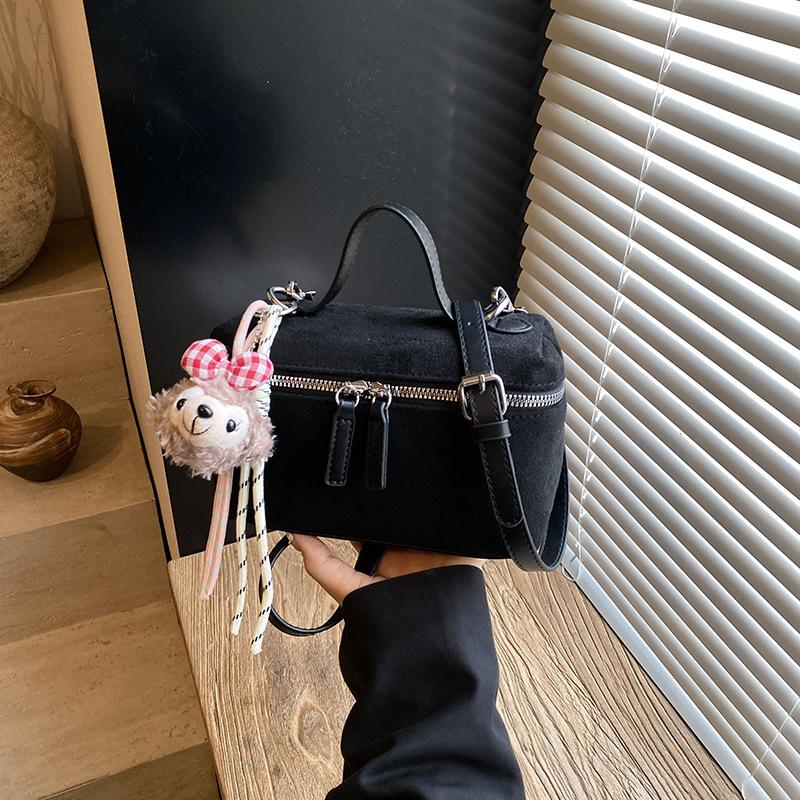 This Year's Popular Bag Women's Autumn and Winter 2025 New Matte Retro Messenger Bag Korean Version Portable Bucket Bag