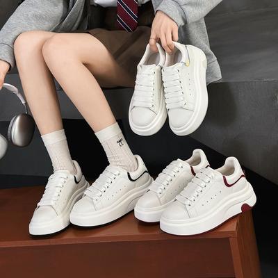 Chaussures blanches rétro en cuir pour femmes 2025 printemps nouveau amour McQueen polyvalentes à semelle épaisse rehaussantes décontractées sportives chaussures de skate