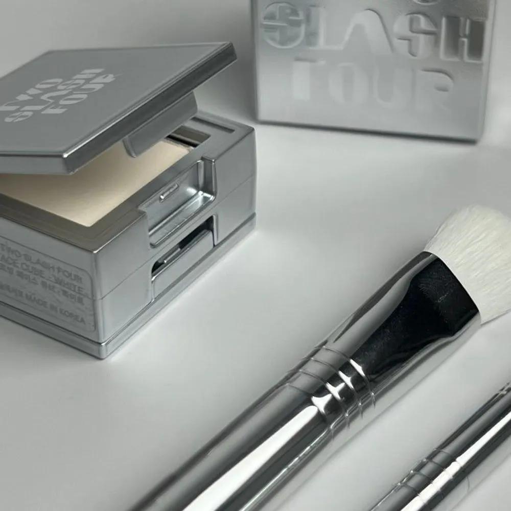 

[Free Gift: 2 Mini Brushes] TWO SLASH FOUR Strobing Face Cube Purple